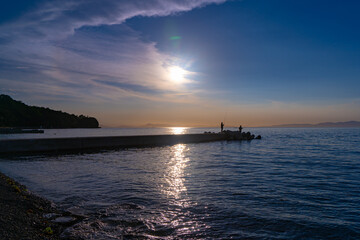 Fototapeta na wymiar 長松海岸から見る淡路島へ沈む夕日