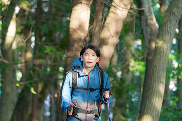 一人で登山する男性