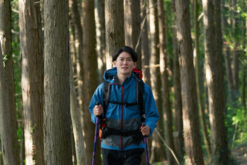一人でソロ登山する男性