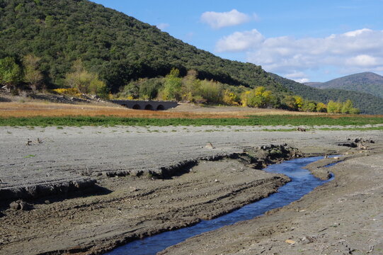 manque d'eau et s&eacute;cheresse avec rivi&egrave;re &agrave; sec sans eau