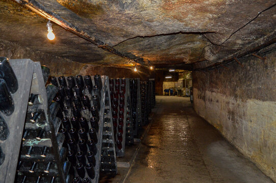 Cave souterraine &agrave; faible temp&eacute;rature utilis&eacute;e pour le vieillissement d'un vin grand cru