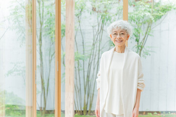 笑顔のシニア女性