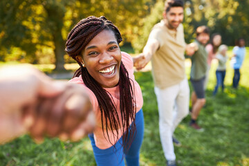 Afrikanische Frau und Freunde halten sich an Händen