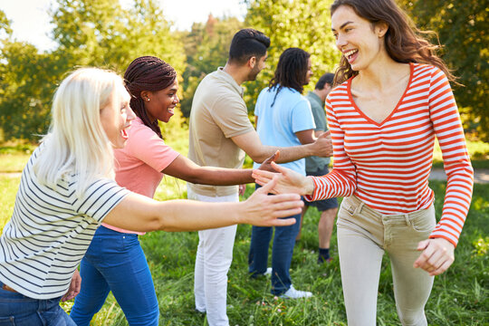 Multikulturelle Gruppe junger Leute beim Abklatschen