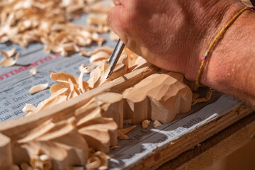 Artigiano intagliatore scultore di cornici in legno
