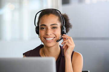 Black beautiful woman smiling during business phone call - obrazy, fototapety, plakaty
