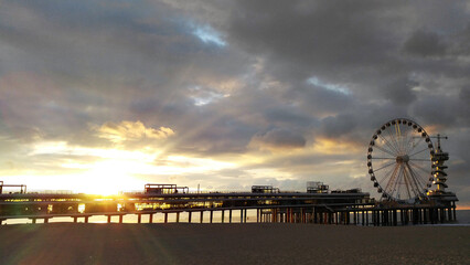 노을이 지는 관람차