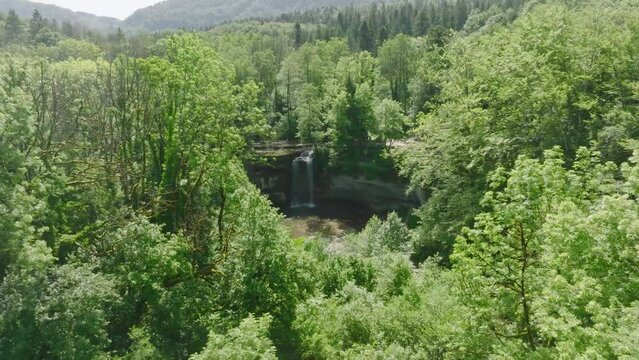 VUE AERIENNE CASCADE DU HERISSON JURA FRANCE