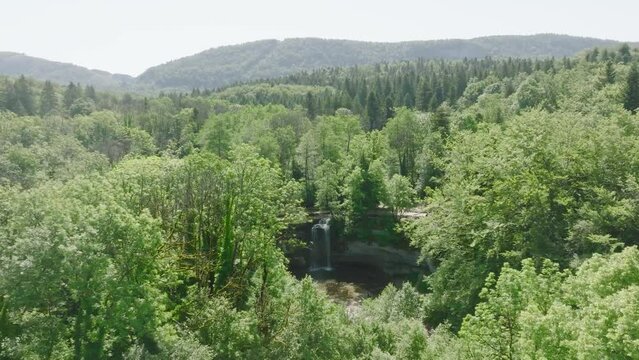 VUE AERIENNE CASCADE DU HERISSON JURA FRANCE