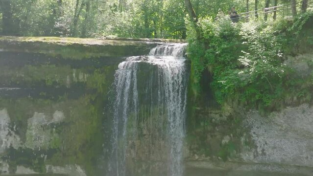 VUE AERIENNE CASCADE DU HERISSON JURA FRANCE SLOW MOTION