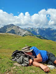 Bergsteiger  ein Nickerchen machend - hiker having a nap on the top of a mountauin