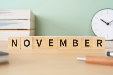 11月のイメージ｜「NOVEMBER」と書かれたブロックが置かれたデスク
