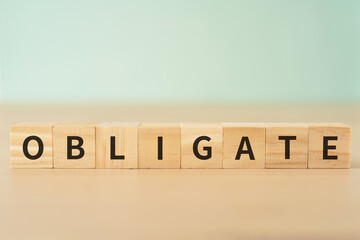 義務を負わせるイメージ｜「OBLIGATE」と書かれたブロック

