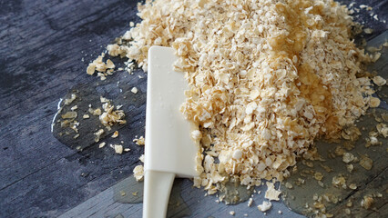 蜂蜜がかかったオートミールとクッキングツールのヘラ