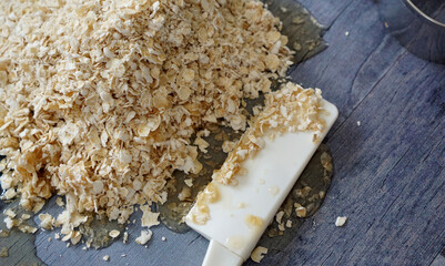 蜂蜜がかかったオートミールとクッキングツールのヘラ