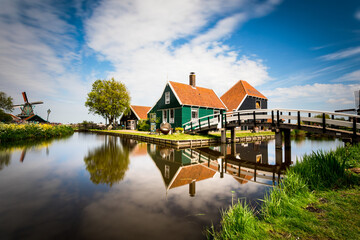 Haus mit Brücke und Spiegelung in Holland 
