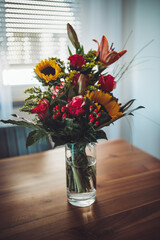 Sommerlicher Blumenstrauß mit Rosen,  Lilien und Sonnenblumen