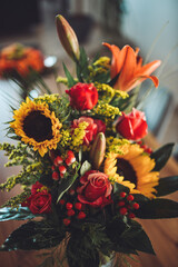 Sommerlicher Blumenstrauß mit Rosen,  Lilien und Sonnenblumen