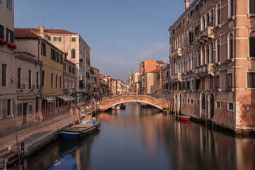 Fototapeta na wymiar streets and canals of venice photographed in the morning