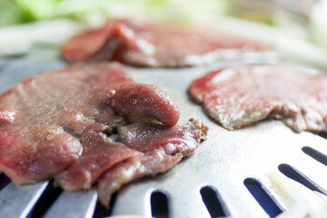 牛タンを鉄板で焼く