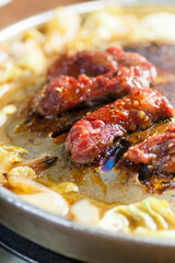 牛赤身を鉄板で焼く