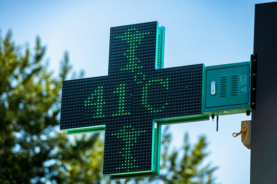 Temp&eacute;rature 41&deg; sur un thermom&egrave;tre ext&eacute;rieur de pharmacie lors d'une canicule et vague de chaleur. Croix verte