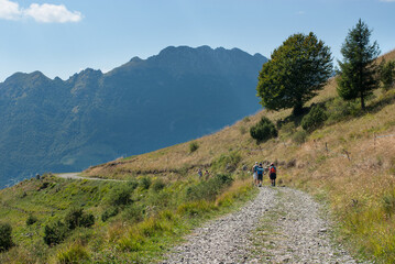 Fototapeta na wymiar escursionisti camminano nel sentiero di montagna