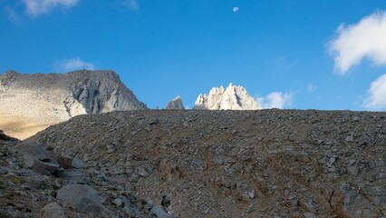 Horizontal shot of a Jon Muir Trail's rocky mountains under a clear, blue sky in California