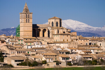 parish church of Santa María, Sineu, and Tramuntana mountains with snow Mancomunidad del Pla,...