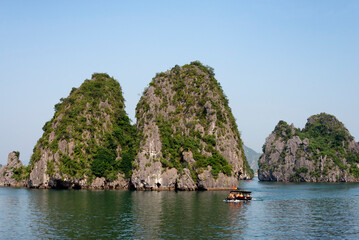 Fototapeta na wymiar Boat with tourists in Ha Long Bay