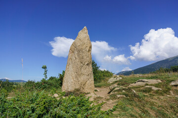 menhir de Bassouse, sendero arqueologico de Eyne, pirineos catalanes, comarca de Capcir, Francia © Tolo