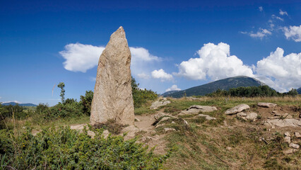 menhir de Bassouse, sendero arqueologico de Eyne, pirineos catalanes, comarca de Capcir, Francia © Tolo