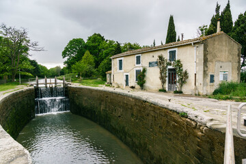 Fototapeta na wymiar Esclusa de Fonfile, canal de Midi, languedoc-Roussillon, Francia, Europa