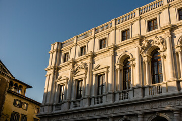 esculturas en la fachada del palacio nuevo, Biblioteca Civica Angelo Mai , plaza Vecchia,ciudad...