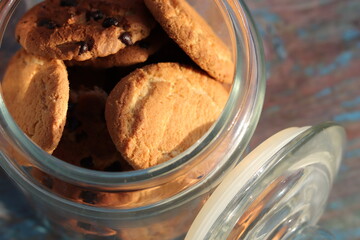 Galletas dentro de un bote de cristal