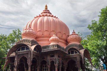 Fototapeta na wymiar Dome of Boliya Sarkar ki Chhatri, Indore, Madhya Pradesh. Also Known as Malhar Rao Chhatri. Indian Architecture. Ancient architecture of Indian temple.