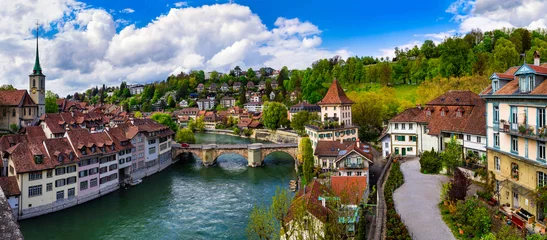 Gordijnen Bern hoofdstad van Zwitserland. Zwitserse reizen en bezienswaardigheden. Romantische bruggen en grachten van de oude stad © Freesurf