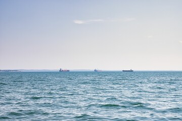Schiffe auf dem Meer, Griechenland 