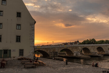 Steinerne  Brücke mit Wurstkuchl am Abend