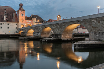 Steinerne Brücke in Regensburg mit Brückturm am Abend 