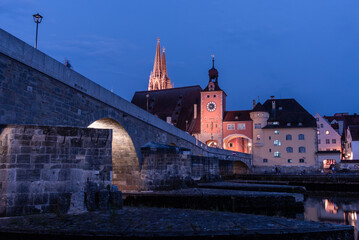 Fototapeta na wymiar Steinerne Brücke b in der Nacht Regensburg