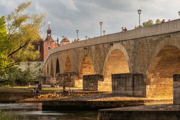 Steinerne Brücke und Brückurm im Abendlicht