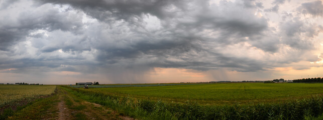 Over the Dutch green countryside, between the cities of Leiden and Gouda we had a great view of a spectaculair thunderstorm