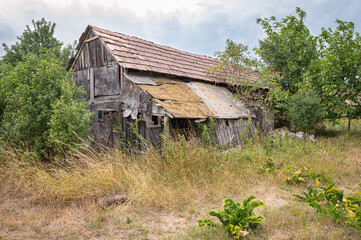 Abandoned country house in Romania is falling apart