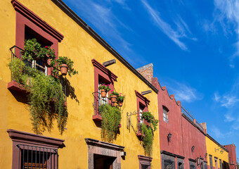 Naklejka premium Mexico, Colorful buildings and streets of San Miguel de Allende in historic city center.