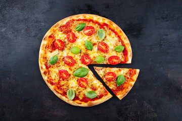 Traditionelle neapolitanisch italienische Pizza Margherita mit Tomaten und Mozzarella serviert als Draufsicht auf einem alten rustikalen Board mit Textfreiraum 