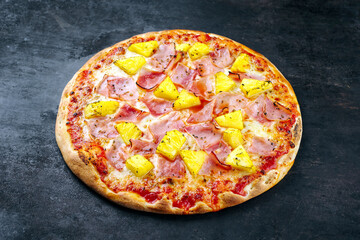 Traditionelle italienische Pizza Hawaii mit Schinken, Ananas und Mozzarella serviert als close-up...