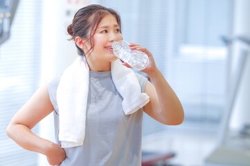 運動中の休憩に水分補給をする女性