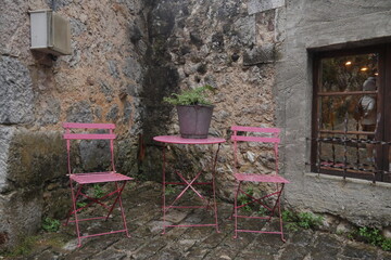 Fototapeta na wymiar Une table et des chaises métalliques, posés pour repos et récréation, dans un coin naturel et paisible, vintage et vieux, historique
