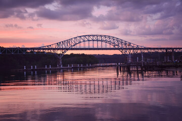 Obraz premium Bridge at Sunset